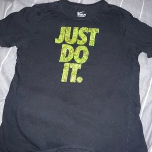 Mens Nike shirt size LARGE. Very comfortable and cooling